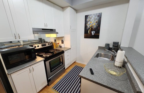 Churchill Meadows Apartment | Lovely Cozy Condo with Private entrance. Close to Mall & Restaurants