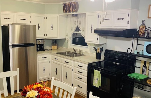 Afton House | Cozy Wine Cottage in the Heart of Nelson 151 Wine and Beer Trail