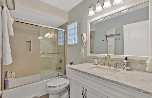 Southwest Anaheim House | New Cheerful Stylish Villa - Pool, Spa, Mini Golf, Fire pit, Walk to Disneyland