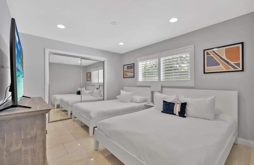 Southwest Anaheim House | New Cheerful Stylish Villa - Pool, Spa, Mini Golf, Fire pit, Walk to Disneyland