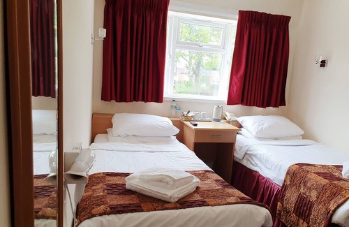 Marston Green Apartment | Classic Twin Room - Royal Square Hotel - Birmingham Airport & NEC
