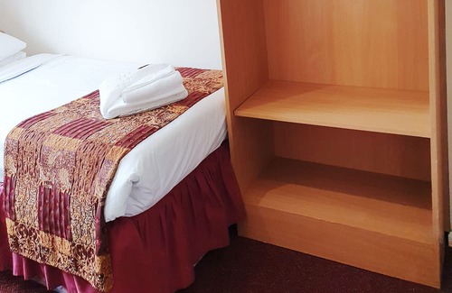 Marston Green Apartment | Classic Twin Room - Royal Square Hotel - Birmingham Airport & NEC