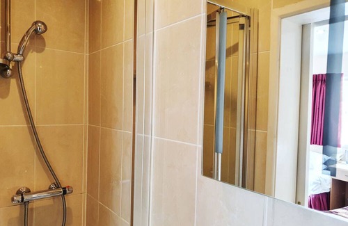 Marston Green Apartment | Classic Twin Room - Royal Square Hotel - Birmingham Airport & NEC