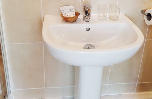 Marston Green Apartment | Classic Twin Room - Royal Square Hotel - Birmingham Airport & NEC