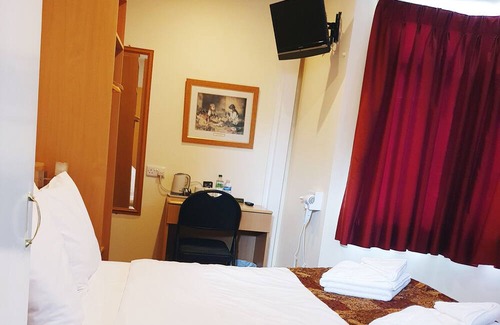 Marston Green House | NewtoVrbo: Double Room @ Royal Square Hotel Birmingham Airport & NEC w/ Parking