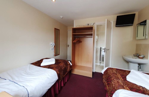 Marston Green House | NewtoVrbo: Double Room @ Royal Square Hotel Birmingham Airport & NEC w/ Parking