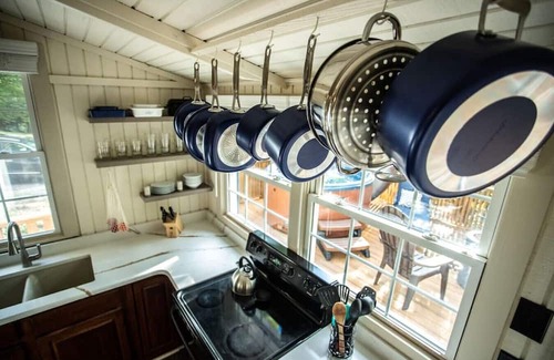 Elkton Cabin | 10 mins from Shenandoah National Park ~ Cozy Cabin