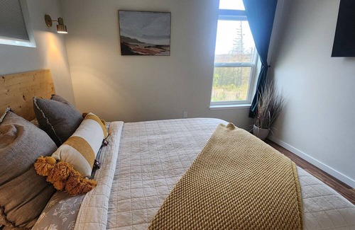 Wasilla Ski Chalet | Modern Bluffside retreat with HOT TUB