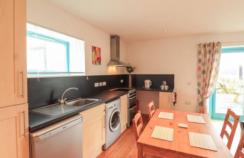 Palnackie Cottage | SWEETHEART COTTAGE, pet friendly, with hot tub in Dalbeattie