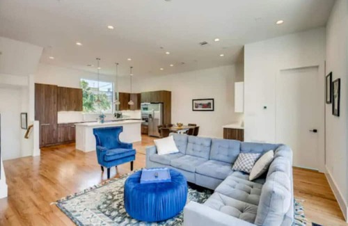 Neartown House | Two 4-Story Homes|Near Downtown|8 BDRMS|For Groups