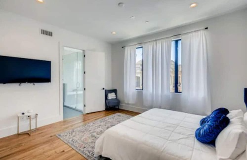 Neartown House | Two 4-Story Homes|Near Downtown|8 BDRMS|For Groups