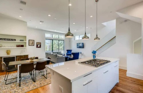 Neartown House | Two 4-Story Homes|Near Downtown|8 BDRMS|For Groups