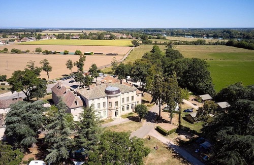 Gigny-sur-Saone Ski Chalet | Luxe 5 Pers. Villatent at 5-star castle campsite Château de L 'Epervière