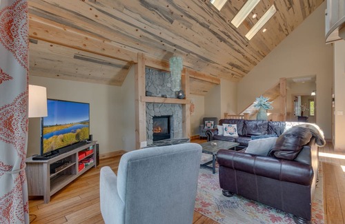 Pioneer Trail House | Stunning 4 Bedroom Home with Hot Tub In Tahoe Paradise-South Lake Tahoe-AC
