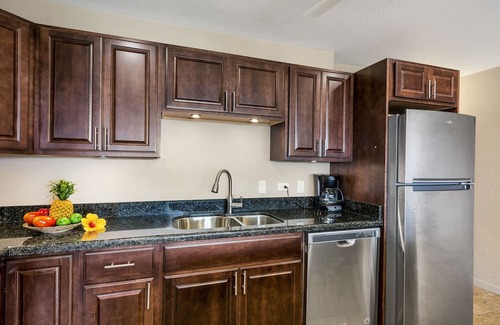 Historic Kailua Village Condo | Cozy Oceanview Unit w/AC & Shared Pool in the Heart of Kona Town: Kalanikai 306