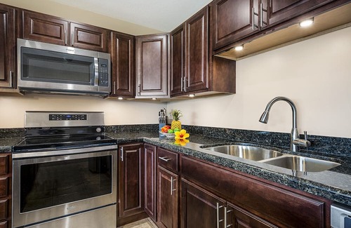 Historic Kailua Village Condo | Cozy Oceanview Unit w/AC & Shared Pool in the Heart of Kona Town: Kalanikai 306