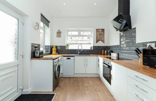 Swinton House | Park House - Modern 3 Bedroom House Near Manchester City Centre