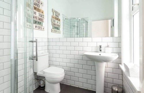 Swinton House | Park House - Modern 3 Bedroom House Near Manchester City Centre