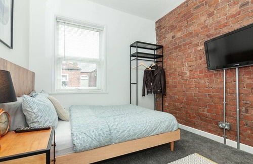 Swinton House | Park House - Modern 3 Bedroom House Near Manchester City Centre