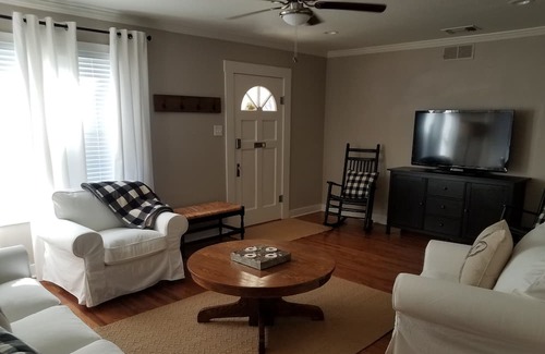 Fredericksburg House | 6 Blocks from Downtown Main Street- Great for Families & Girls Weekend