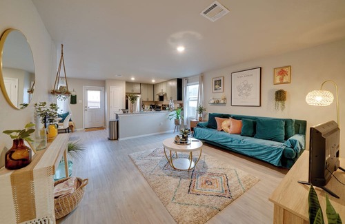 San Antonio Cottage | Easy Access to Dtwn San Antonio: Suburban Home