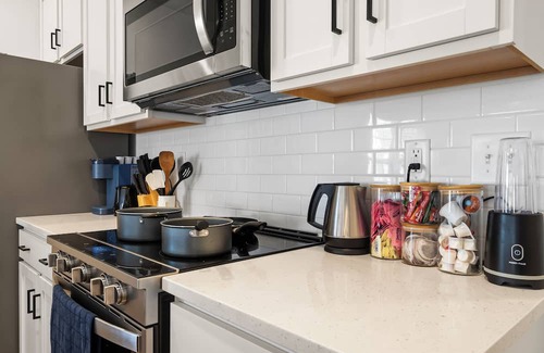 Charlotte House | Luxe 3BR Townhouse to Uptown Charlotte