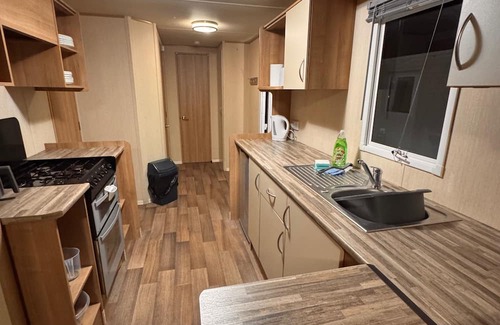 Towyn Ski Chalet | 2 Bed Caravan - Sleeps 6 - Pet Friendly, Parking