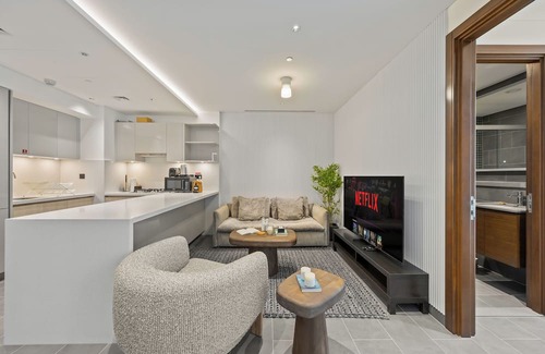 Nad Al Sheba Apartment | Modern Apartment with Balcony and Pool