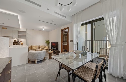 Nad Al Sheba Apartment | Modern Apartment with Balcony and Pool