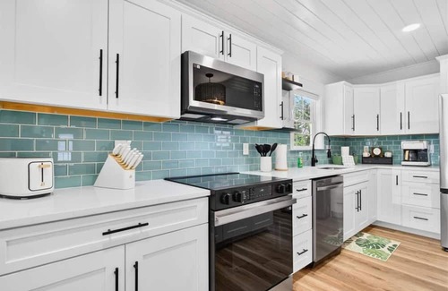 Tranquil Harbour House | New Listing Lux Beach House Dog Friendly
