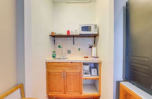 Pinellas Park Apartment | 7 Mi to Beach: Pinellas Park Studio w/Patio