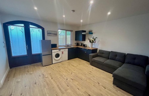 Grangend Cabin | 1-bed Cosy Cottage Near Emerald Park - Sleeps 5