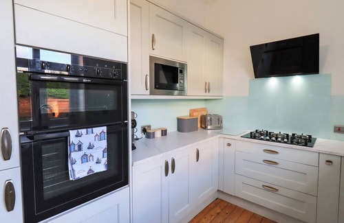 Lytham St. Anne's Cottage | CLIFTON DRIVE APARTMENT, pet friendly in Lytham St. Annes