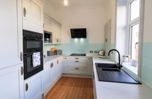 Lytham St. Anne's Cottage | CLIFTON DRIVE APARTMENT, pet friendly in Lytham St. Annes