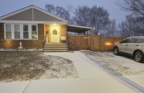 East Side House | Twin bed room , smart TV 32" with shared bathroom