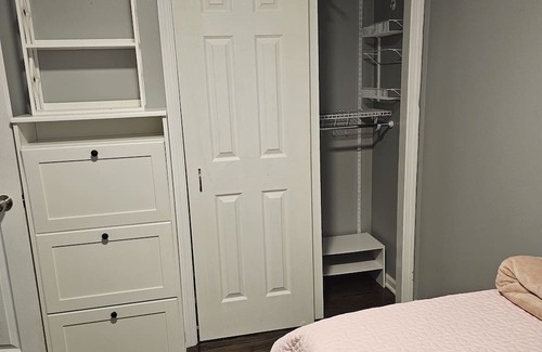 East Side House | Twin bed room , smart TV 32" with shared bathroom