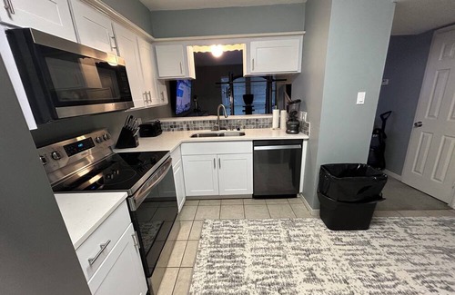 Humble House | Fourplex of 2br/1.5 townhomes 59/1960 Humble 5mi~IAH, parking for 8 sleeps 32