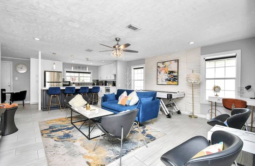 MacGregor House | The Houston Group Getaway – Sleeps 22+ with Games