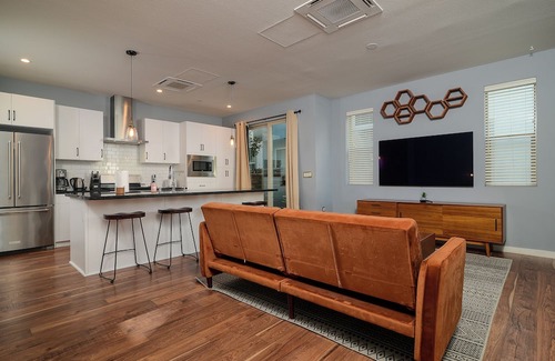 Southwestern Sacramento Condo | Modern 2BD/2.5BA Condo in Sacramento, Near Dining, Shopping & Freeways!