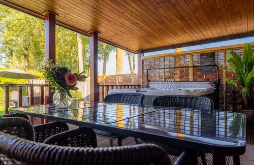 Erm Ski Chalet | Drents Genieten in Grasheide: with private jacuzzi and infrared sauna.