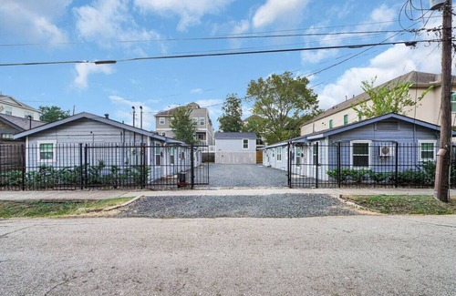 Washington Ave./ Memorial Park House | Welcome Home! 1Bed/1 Bath, Parking, Full Kitchen!