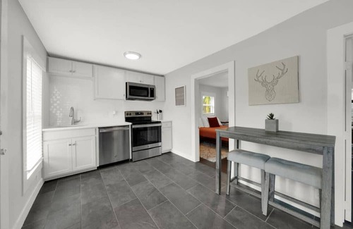 Washington Ave./ Memorial Park House | All You Need - Central! Gated 1bed/1bath/Parking!