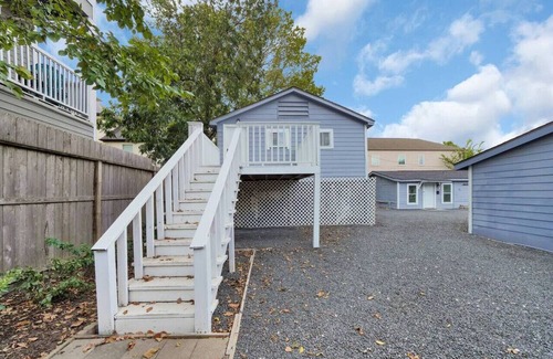 Washington Ave./ Memorial Park House | Centrally Central! 1Bed/1Bath Home! W/D, Parking!