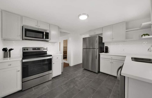 Washington Ave./ Memorial Park House | Centrally Central! 1Bed/1Bath Home! W/D, Parking!