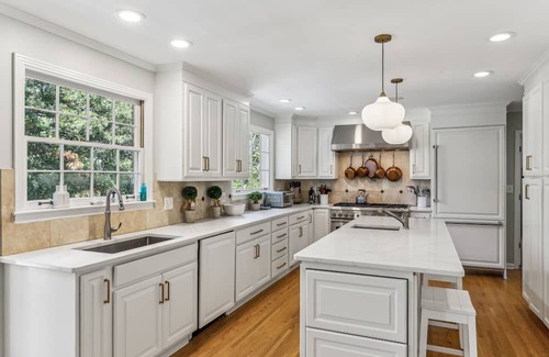 Oak Hill House | Spacious Family Retreat: Private 1-Acre Oasis by Radnor Lake, Downtown Nashville