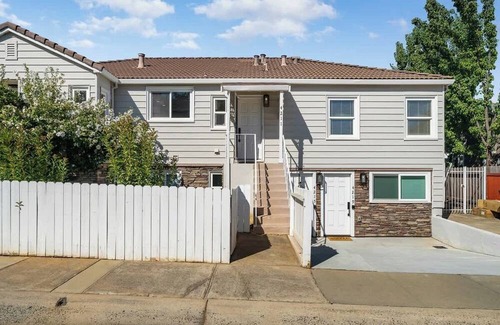 East Sacramento Apartment | SK Living | East Sac | Studio | 2nd Floor