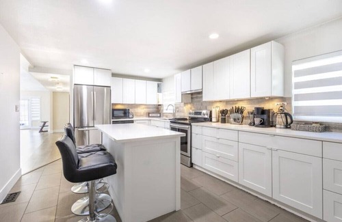 Abbotsford House | Spacious: Close to Airport ~ Pool ~ Hot Tub