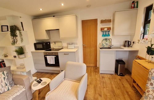 Botley Cabin | Botley Garden lodge, short walk to lots pubs and restaurants, train station.