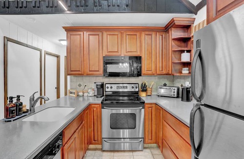 Gouldsboro Cabin | Cozy Cabin Escape: Fire Pit, Kayak, Near Ski Resorts, Kalahari, and Camelback!
