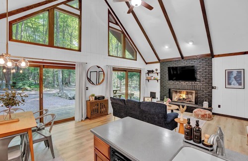 Gouldsboro Cabin | Cozy Cabin Escape: Fire Pit, Kayak, Near Ski Resorts, Kalahari, and Camelback!